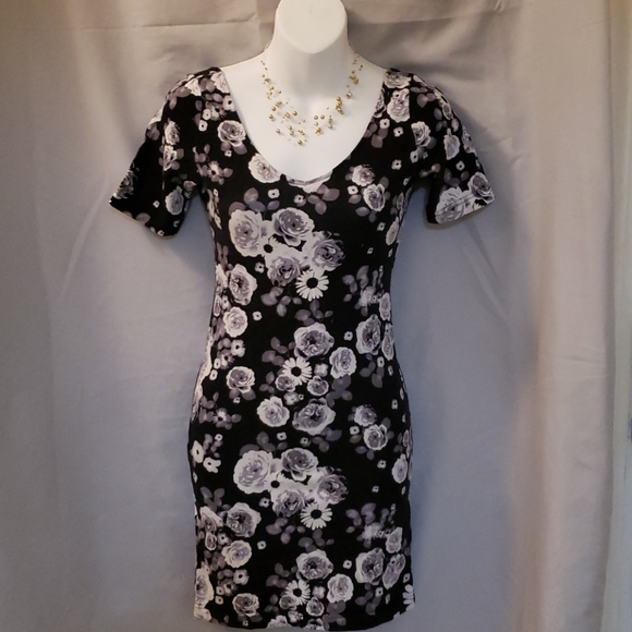 🎉3/$40🎉Flower dress - Picture 1 of 4